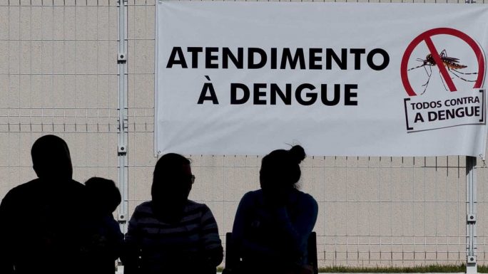 POR QUE A FALTA DE VACINAS CONTRA DENGUE NÃO TEM GERADO REAÇÃO DA GRANDE MÍDIA?