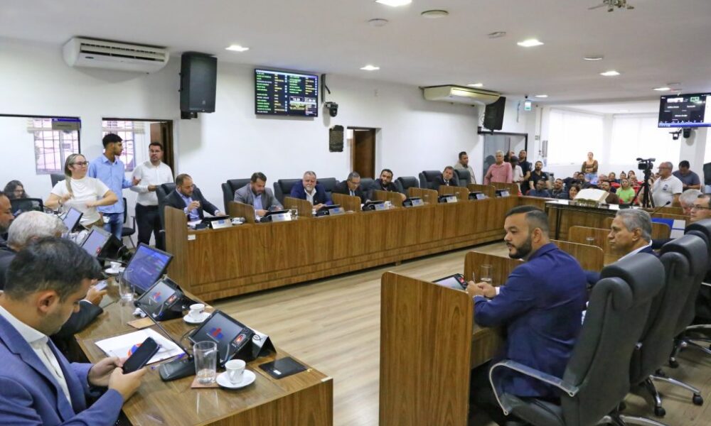 sumare:-em-meio-a-confusao-no-plenario,-camara-municipal-aprova-orcamento-para-2025