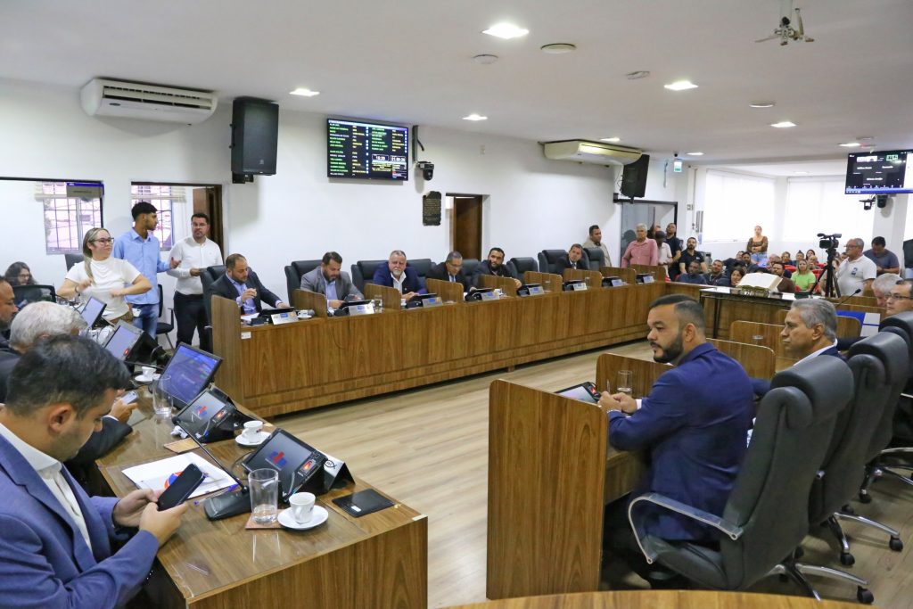 sumare:-em-meio-a-confusao-no-plenario,-camara-municipal-aprova-orcamento-para-2025