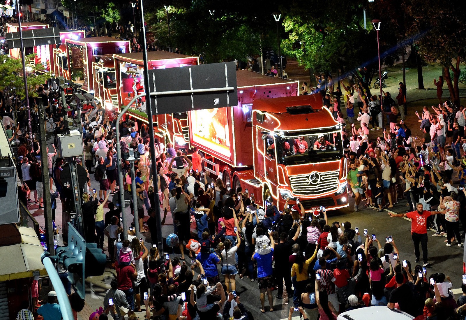 caravana-de-natal-da-coca-cola-passa-por-campinas-nesta-quarta-feira-(20)