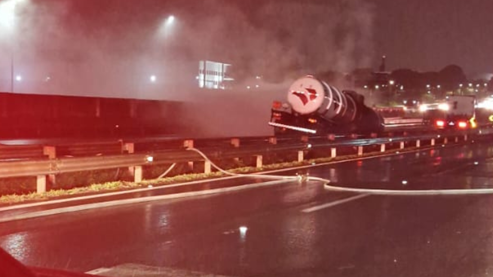 incendio-em-carreta-com-carga-perigosa-interdita-rodovia-anhanguera