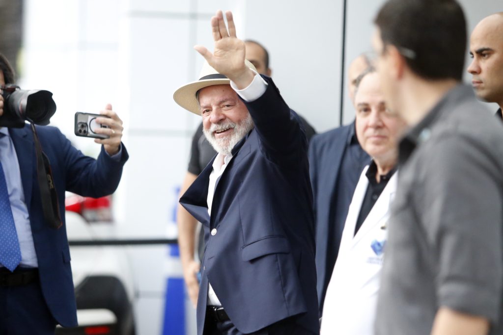 lula-deixa-hospital-apos-receber-alta