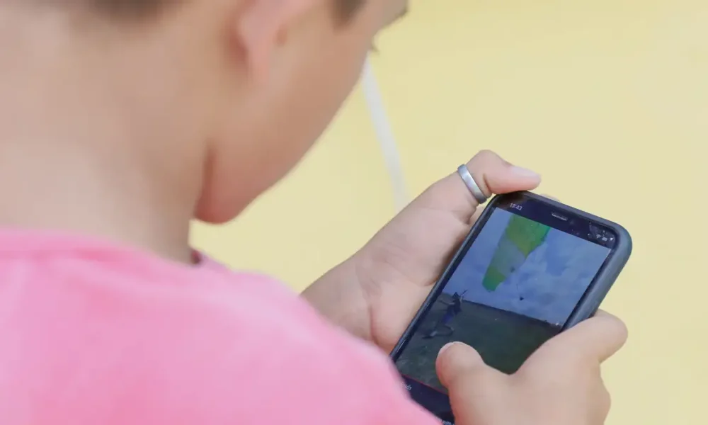 senado-aprova-projeto-para-restringir-uso-de-celular-em-escolas