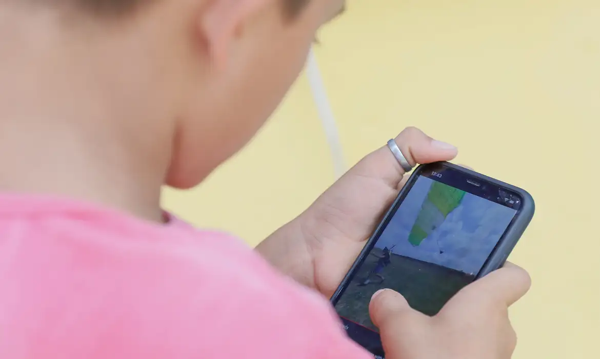 senado-aprova-projeto-para-restringir-uso-de-celular-em-escolas