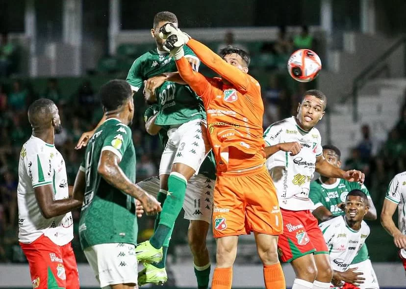 guarani-sofre-empate-do-velo-clube-nos-acrescimos-e-sai-vaiado-no-brinco-de-ouro