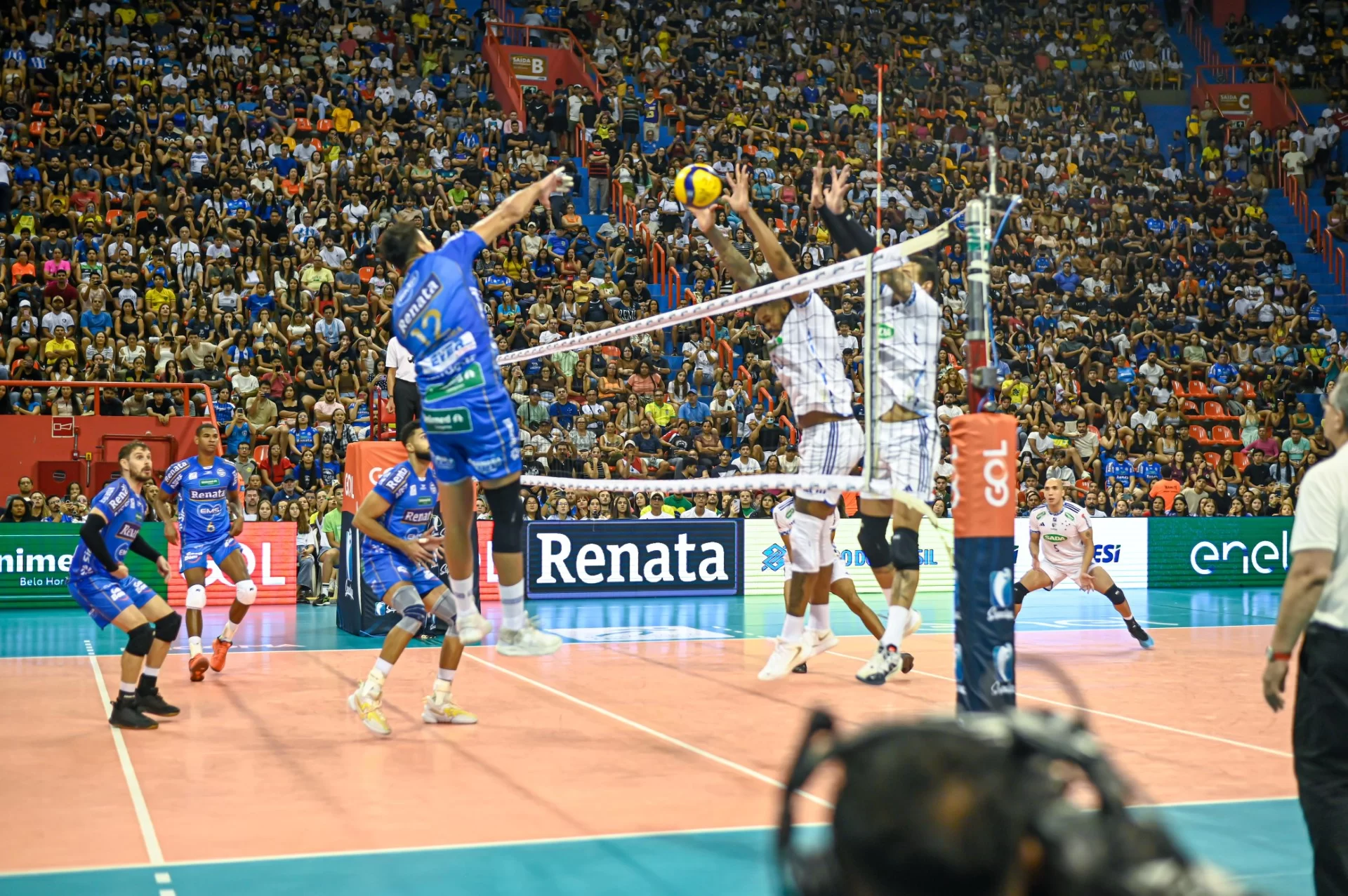 volei-renata-vence-cruzeiro-em-partida-que-quebra-recorde-de-publico-na-superliga