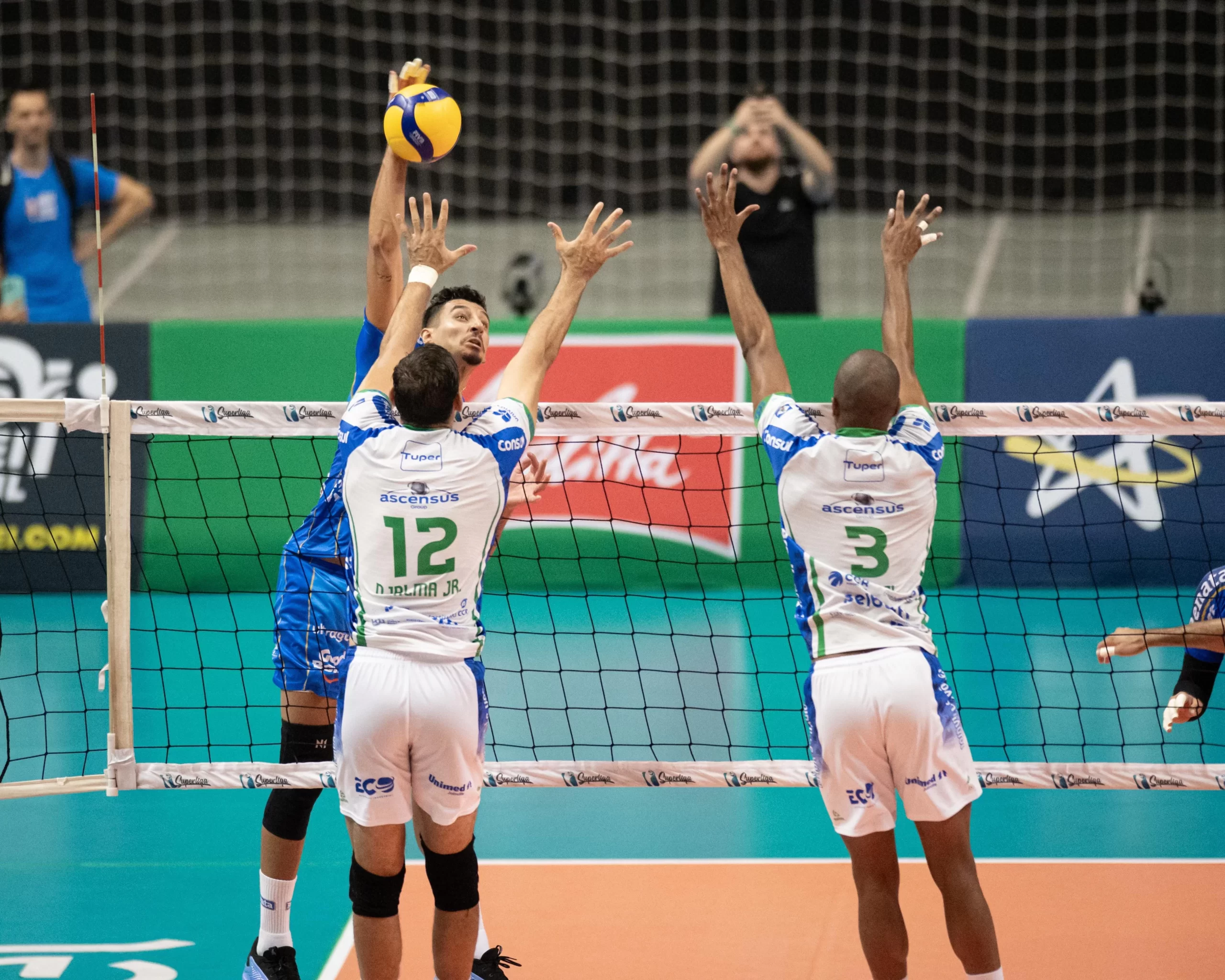 volei-renata-supera-joinville-e-conquista-a-quarta-vitoria-seguida-na-superliga-masculina