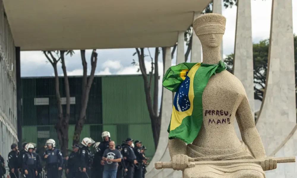 mulher-que-pichou-estatua-do-stf-deixa-prisao-em-rio-claro
