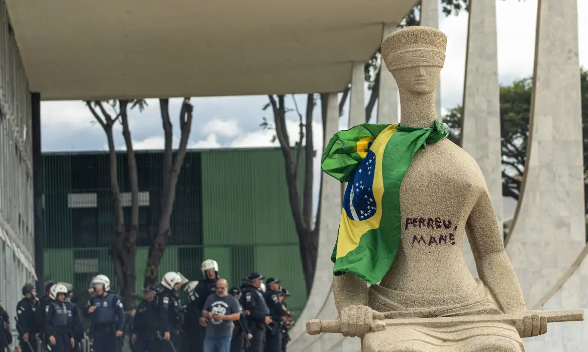 mulher-que-pichou-estatua-do-stf-deixa-prisao-em-rio-claro