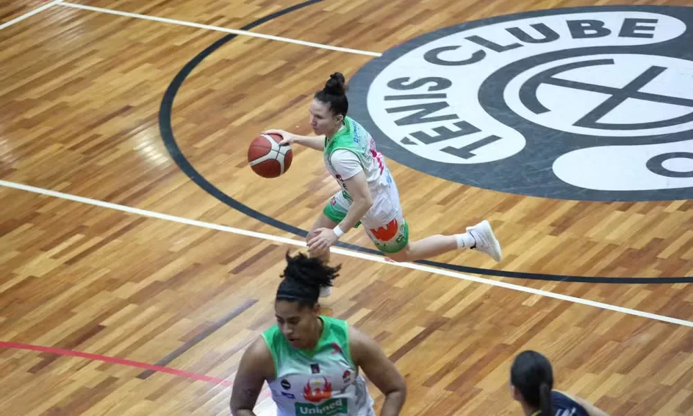 iza-sangalli-quebra-recorde,-mas-nao-impede-derrota-na-liga-de-basquete