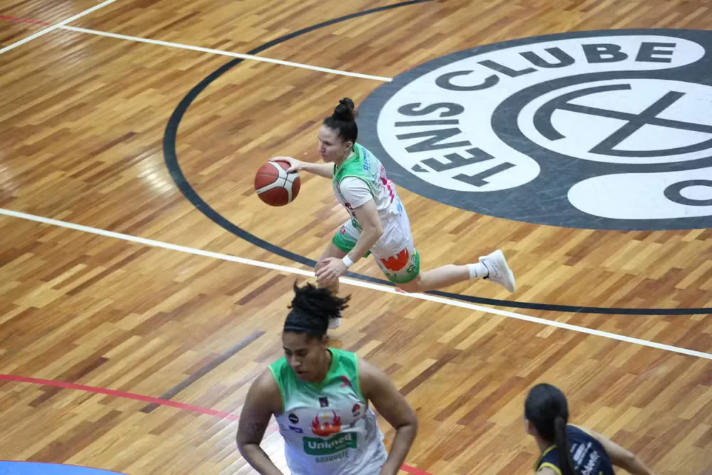iza-sangalli-quebra-recorde,-mas-nao-impede-derrota-na-liga-de-basquete