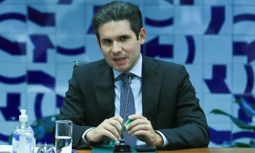motta-barra-eduardo-bolsonaro-como-lider-da-minoria-e-abre-espaco-para-cassacao-por-faltas