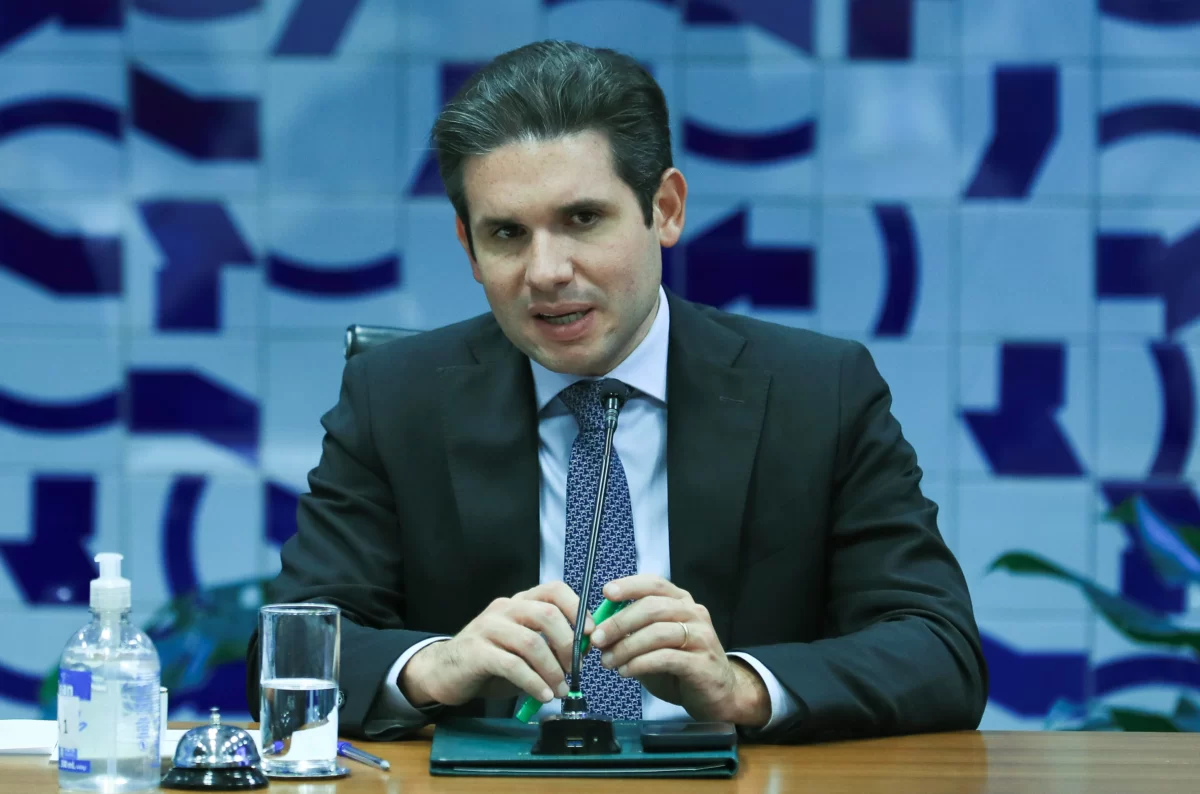 motta-barra-eduardo-bolsonaro-como-lider-da-minoria-e-abre-espaco-para-cassacao-por-faltas
