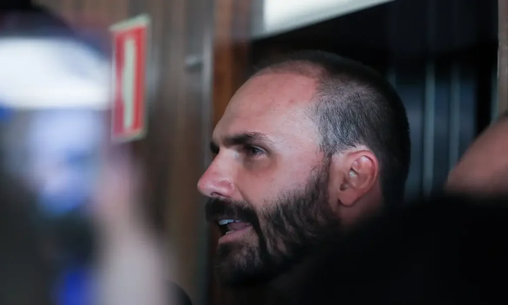 moraes-diz-que-eduardo-bolsonaro-esta-nos-eua-para-fugir-da-lei