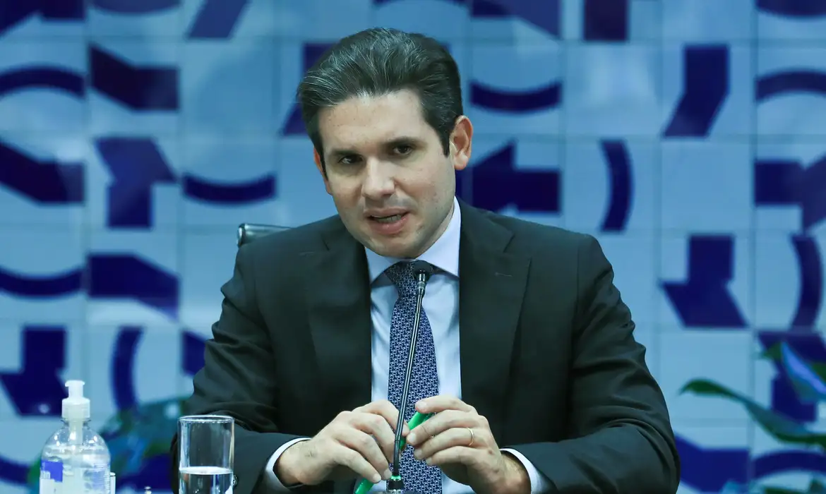 hugo-motta-confirma-para-hoje-votacao-de-isencao-do-imposto-de-renda