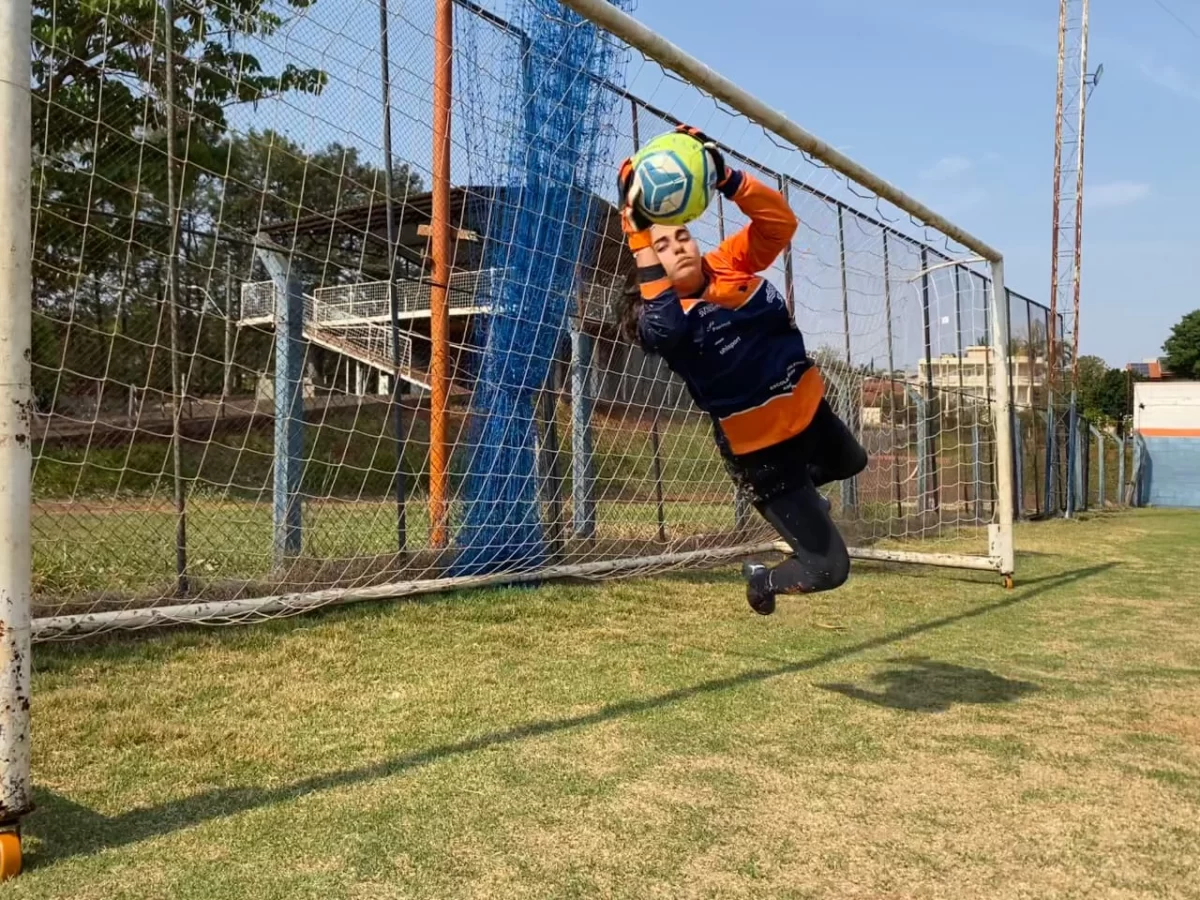 formada-em-americana,-goleira-de-17-anos-realiza-sonho-e-assina-com-o-fluminense
