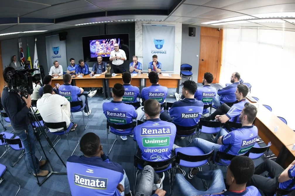 campeao,-volei-renata-recebe-homenagem-e-estreia-nesta-semana-na-superliga