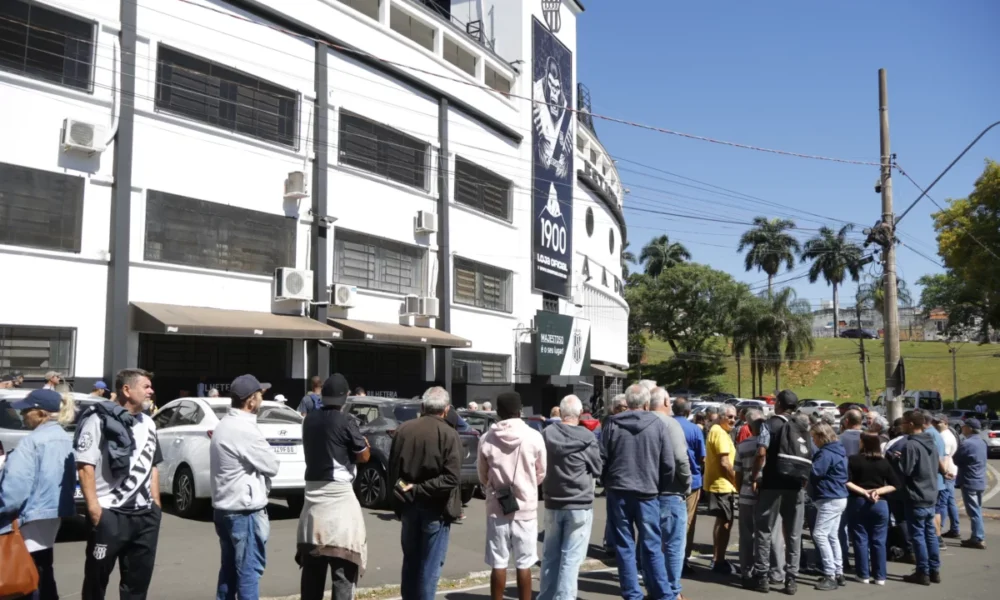 ponte-preta-vende-10-mil-ingressos-em-20-minutos-para-a-final-da-serie-c;-veja-fotos