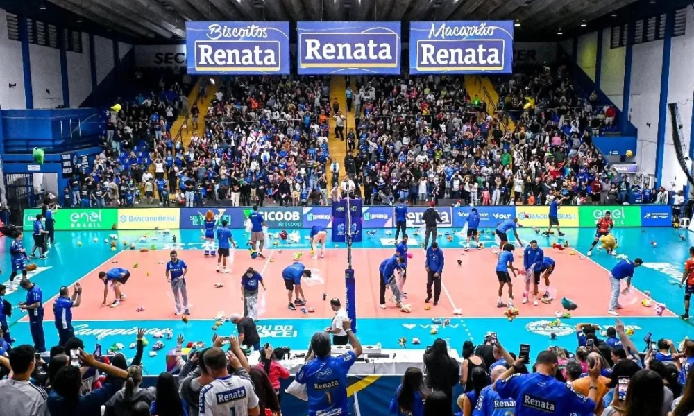 em-jogo-marcado-por-‘chuva-de-pelucias’,-volei-renata-bate-monte-carmelo-pela-superliga