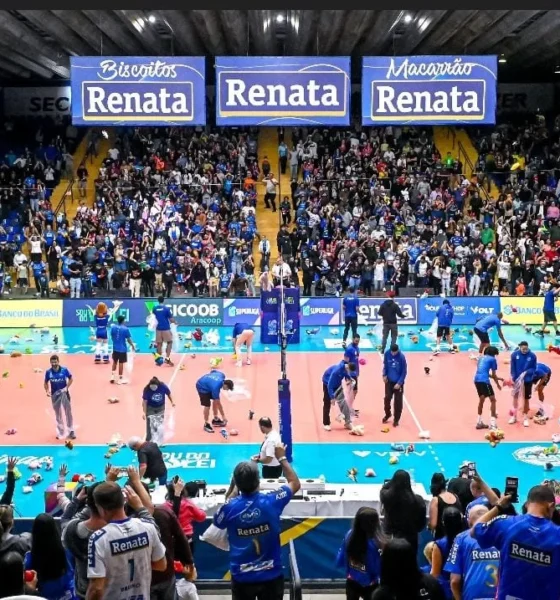 em-jogo-marcado-por-‘chuva-de-pelucias’,-volei-renata-bate-monte-carmelo-pela-superliga