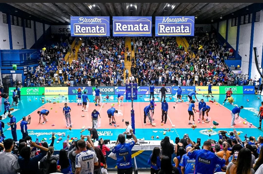em-jogo-marcado-por-‘chuva-de-pelucias’,-volei-renata-bate-monte-carmelo-pela-superliga