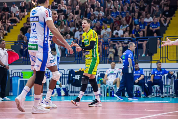 volei-renata-derrota-joinville-e-vence-terceira-seguida-na-superliga