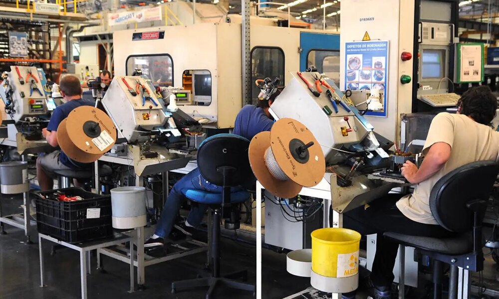 producao-industrial-reverte-queda-e-sobe-0,1%-em-outubro,-mostra-ibge