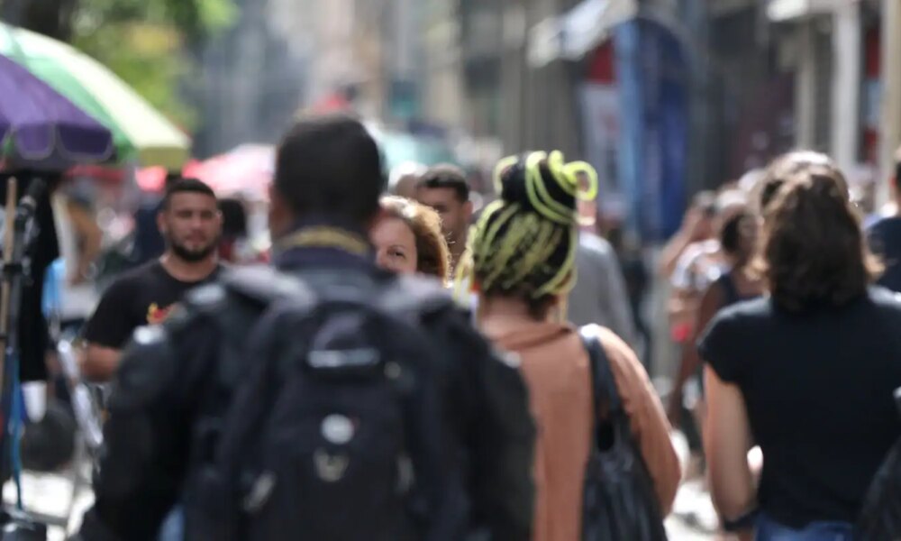 diretores-e-gerentes-negros-ganham-34%-menos-que-brancos,-revela-ibge