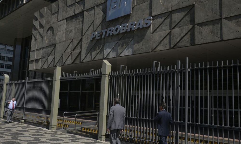 petroleiros-aprovam-greve-nacional-a-partir-de-segunda-feira