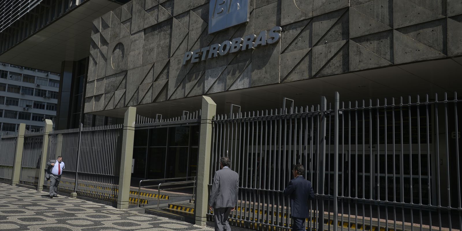 petroleiros-aprovam-greve-nacional-a-partir-de-segunda-feira