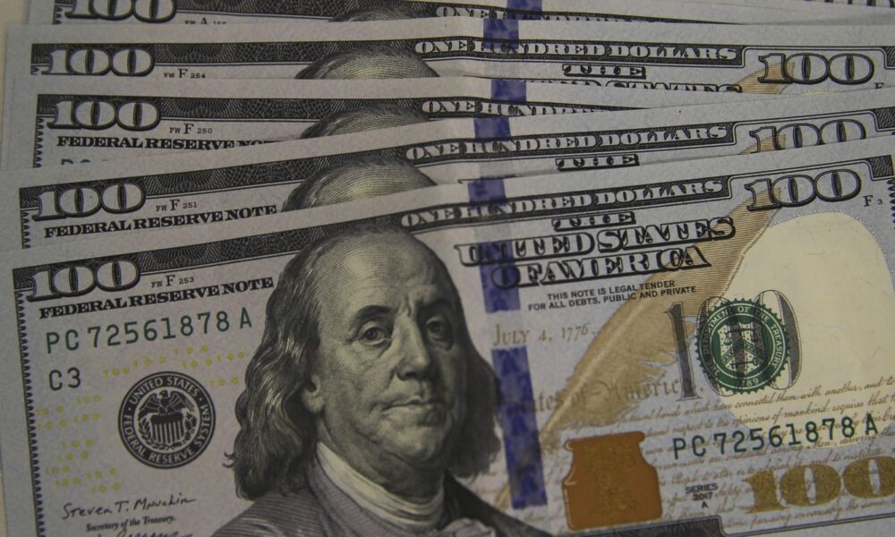 apos-sete-altas-seguidas,-dolar-cai-0,95%-e-fecha-em-r$-5,53