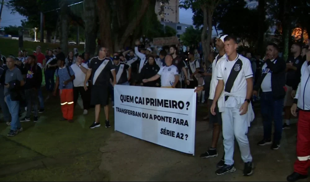 torcedores-da-ponte-preta-protestam-no-moises-lucarelli-contra-diretoria-e-crise-do-clube