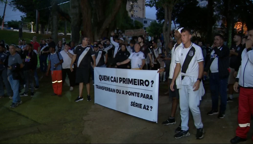 torcedores-da-ponte-preta-protestam-no-moises-lucarelli-contra-diretoria-e-crise-do-clube