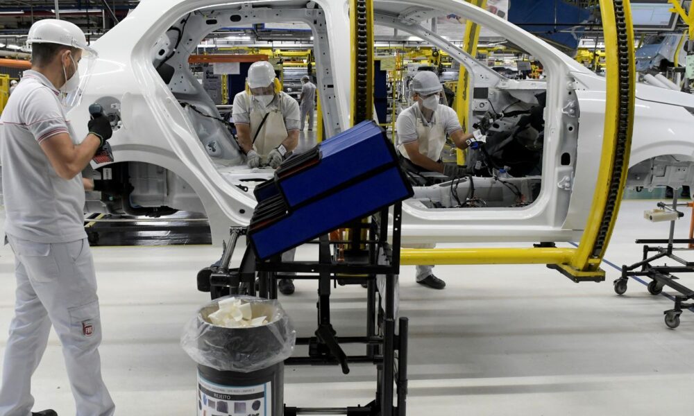 industria-fecha-2025-com-alta-de-0,6%,-pressionada-pelos-juros-altos