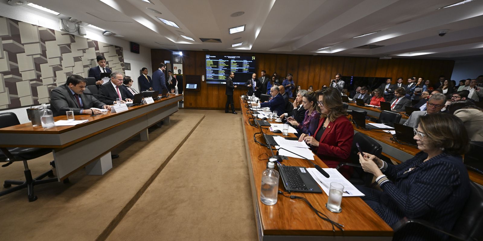 senadores-cobram-cvm-por-suposta-omissao-no-caso-do-banco-master