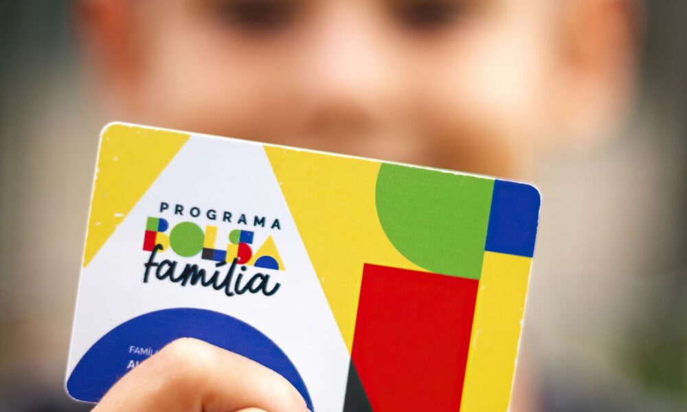 caixa-paga-bolsa-familia-a-beneficiarios-com-nis-de-final-8