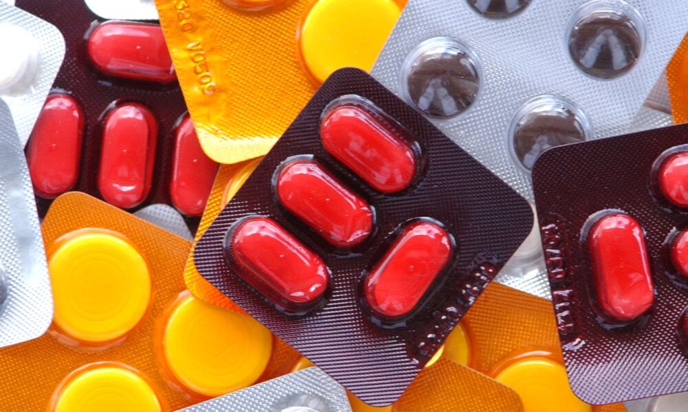cmed-multa-distribuidoras-de-medicamentos-e-defende-regulamentacao
