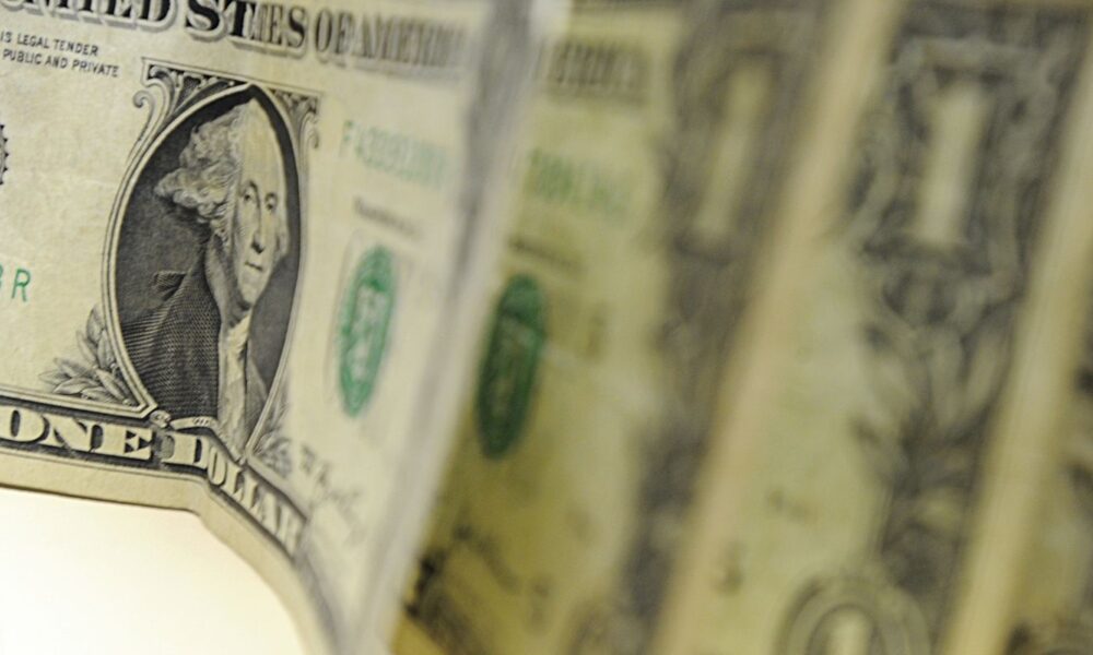 dolar-cai-para-r$-5,24,-e-bolsa-sobe-3,24%-apos-fala-de-trump
