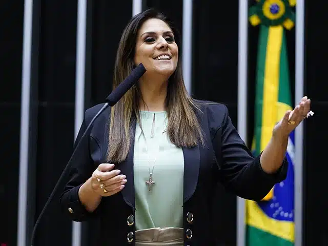 veja-quem-e-a-deputada-federal-por-sp-cotada-para-vice-de-flavio-bolsonaro