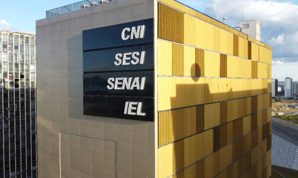 industria-fatura-4,9%-mais-em-fevereiro,-mas-continua-em-queda-anual