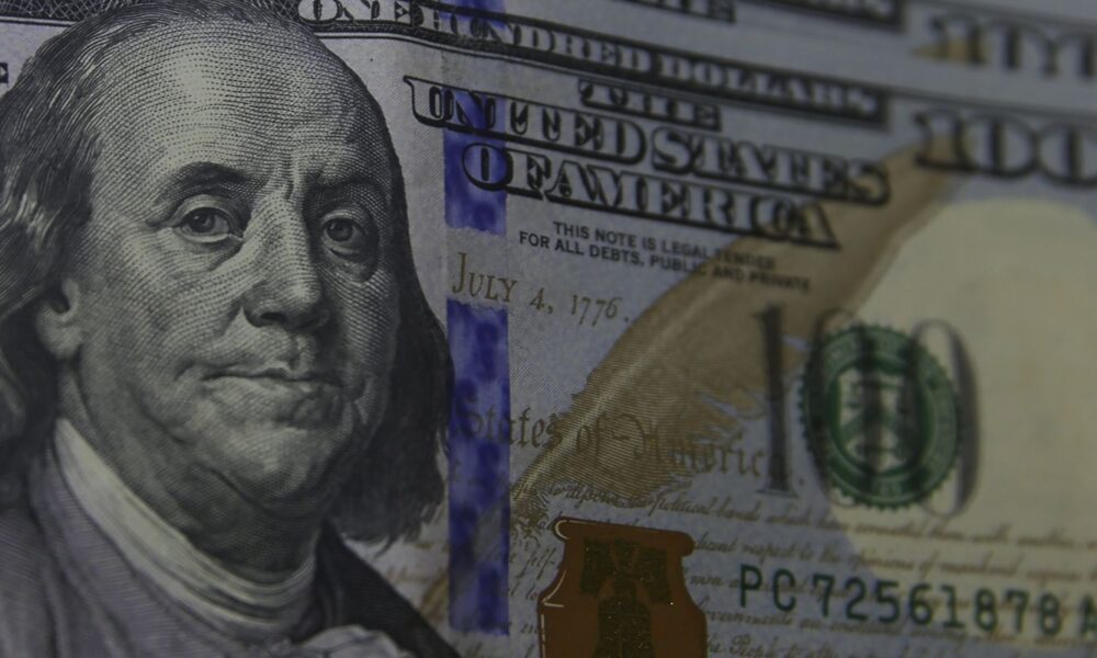 dolar-cai-a-r$-5,06,-e-bolsa-bate-recorde-com-alivio-no-oriente-medio