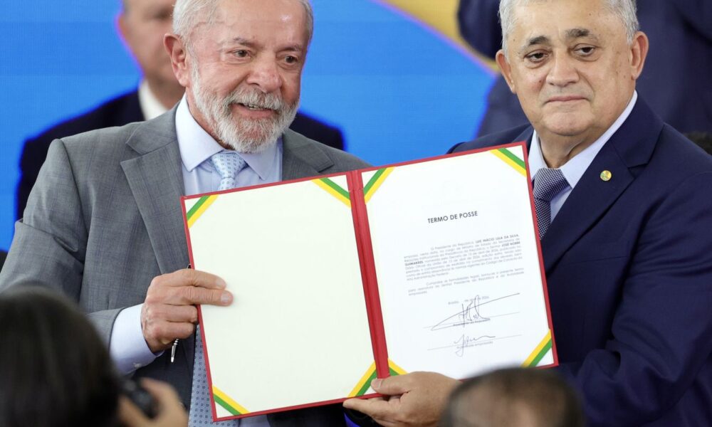 jose-guimaraes-assume-ministerio-e-fala-em-“derrotar-o-fascismo”