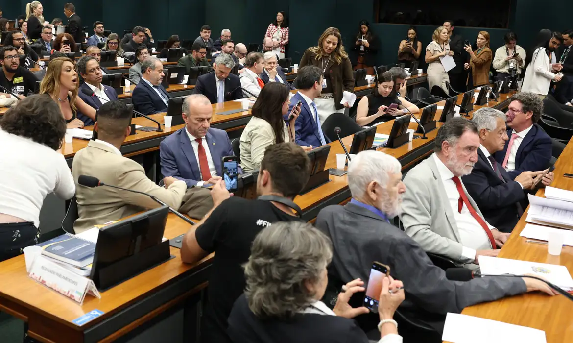 oposicao-pede-vista-e-adia-votacao-sobre-a-escala-6×1-na-ccj-da-camara
