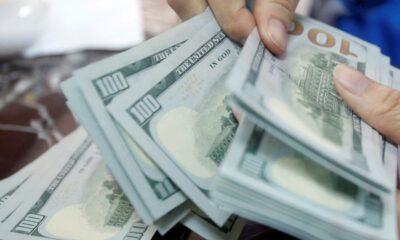 dolar-fecha-abaixo-de-r$-5,-e-bolsa-cai-com-cautela-global