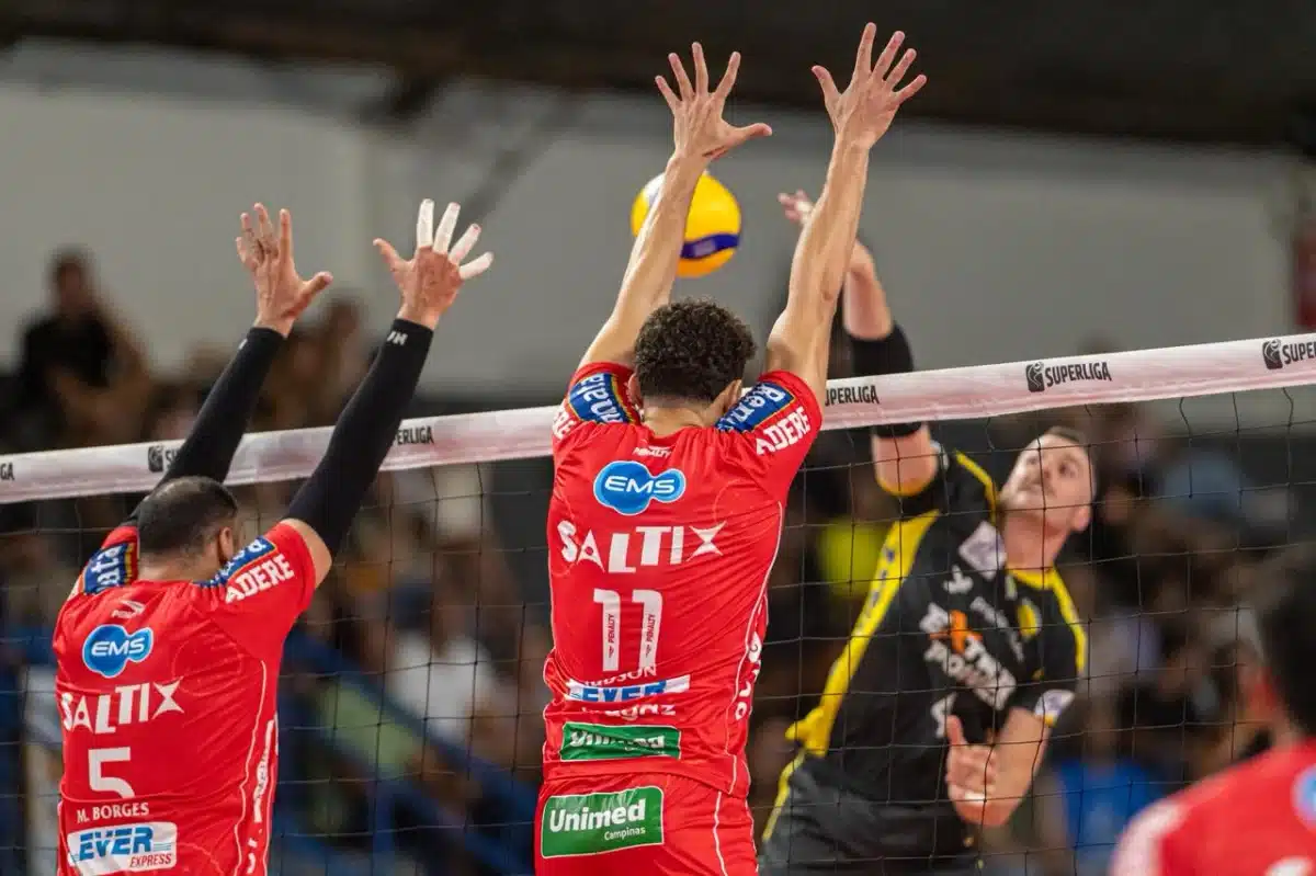 volei-renata-vence-praia-clube-e-chega-a-terceira-final-seguida-da-superliga-masculina