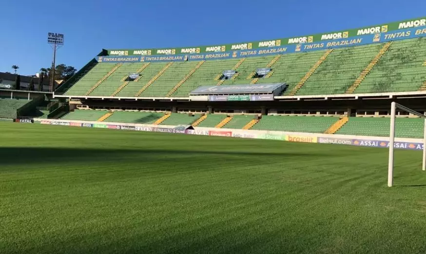 orelhao-em-campo?-equipamento-chama-atencao-em-jogo-no-brinco-de-ouro