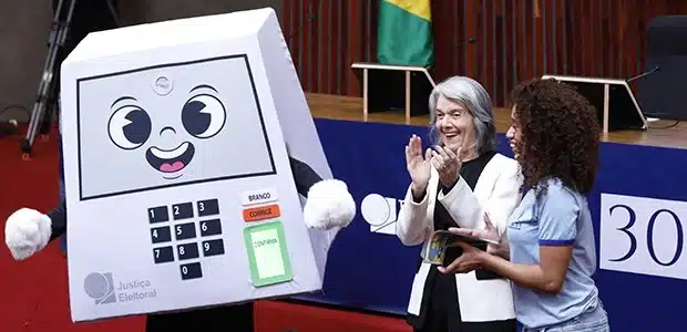 urna-eletronica-completa-30-anos-e-tse-lanca-mascote-“pilili”-para-aproximar-jovens-do-voto