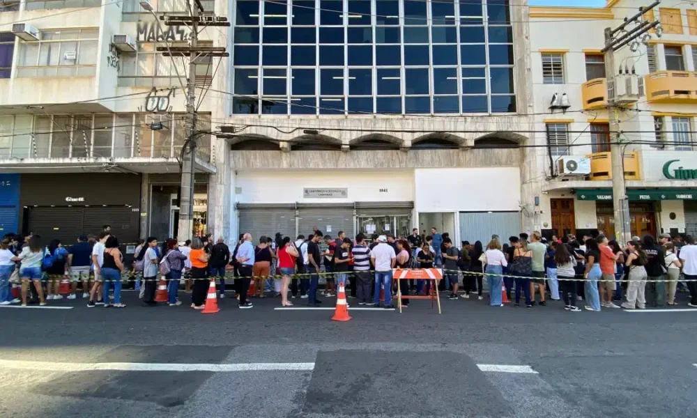 titulo:-cartorio-no-centro-tem-filas-imensas;-prazo-termina-hoje