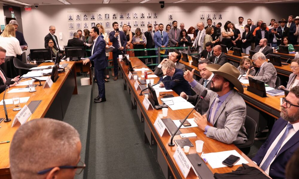 conselho-de-etica-suspende-tres-deputados-por-motim-na-camara