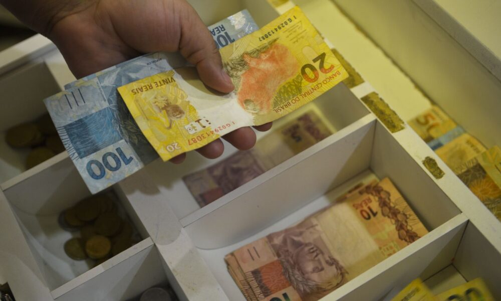 inflacao-usada-para-corrigir-salarios-acumula-4,11%-em-12-meses
